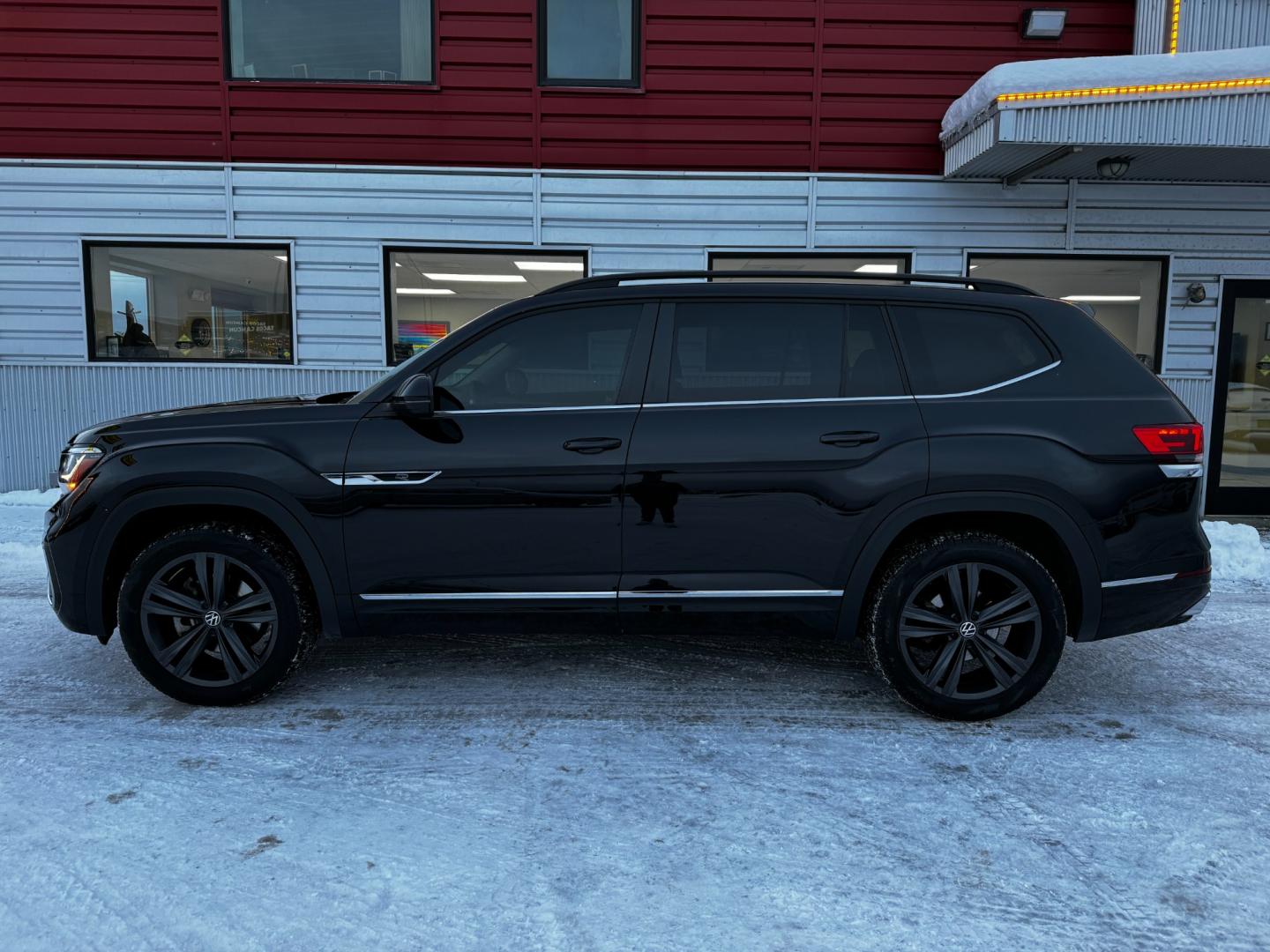 2021 Black /Black Volkswagen Atlas SEL 4-Motion (1V2RR2CA9MC) with an 3.6L V6 Gasoline engine, located at 1960 Industrial Drive, Wasilla, 99654, (907) 274-2277, 61.573475, -149.400146 - Photo#2